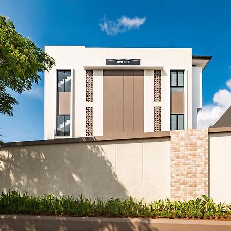 Oyo Life 2673 Rosewood Residence Karawang Kültér fotó