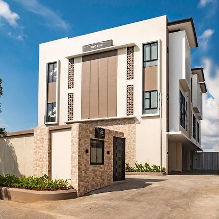 Oyo Life 2673 Rosewood Residence Karawang Kültér fotó