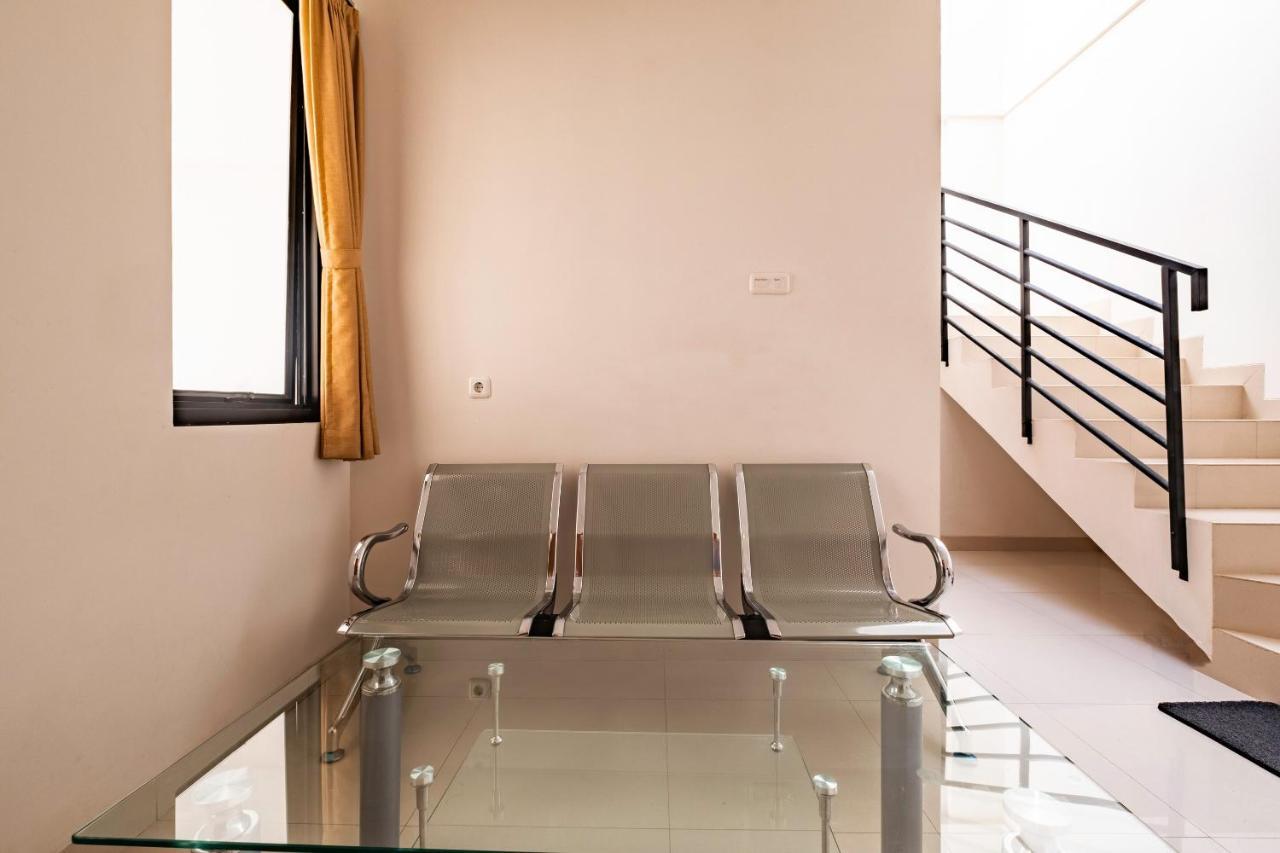 Oyo Life 2673 Rosewood Residence Karawang Kültér fotó