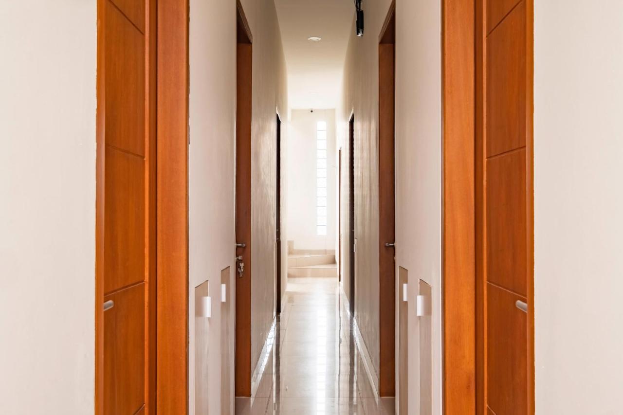 Oyo Life 2673 Rosewood Residence Karawang Kültér fotó