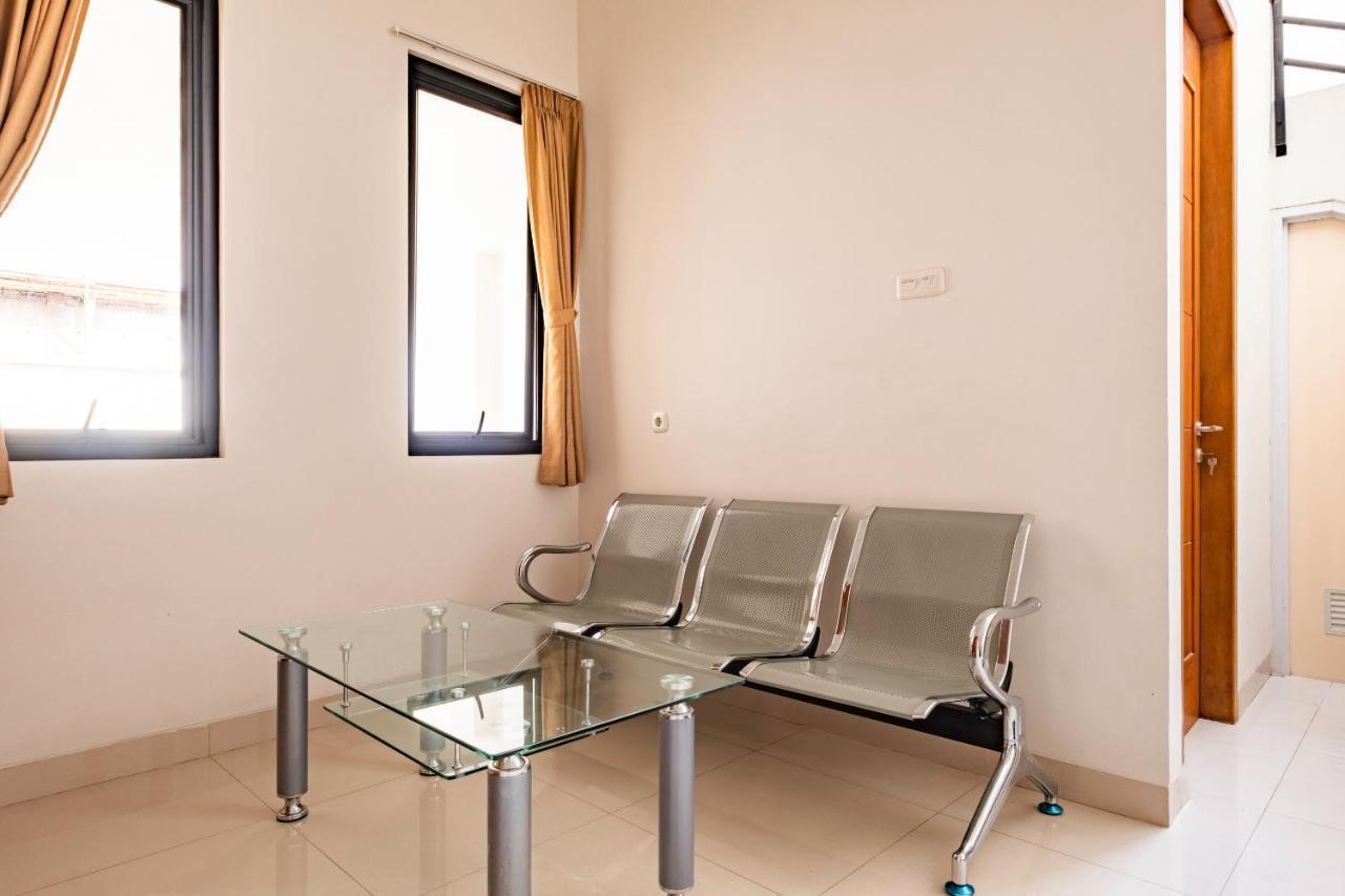 Oyo Life 2673 Rosewood Residence Karawang Kültér fotó